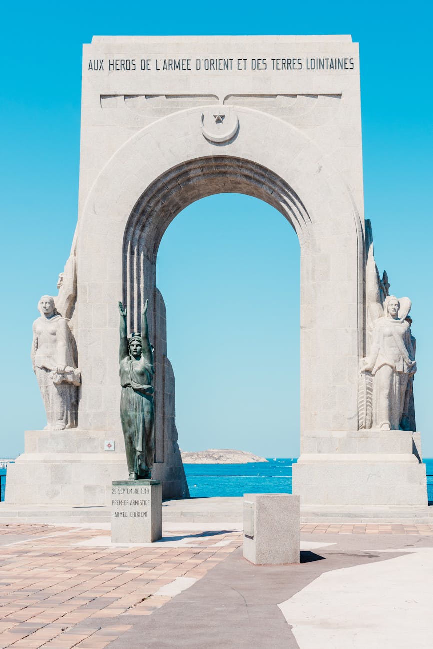 the monument is in front of the ocean